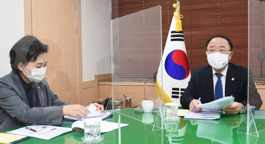 홍남기 경제부총리 겸 기획재정부 장관이 11일 서울 광화문 정부서울청사에서 '전세시장 상황 진단, 서민·중산층 주거안정 방안'을 주요 내용으로 한 관계장관회의(녹실회의)를 주재하고 있다. <기획재정부 제공>